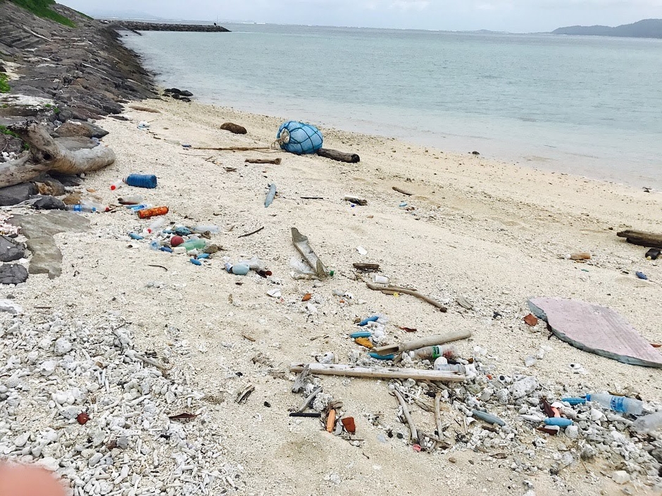 西表島の海岸には、多くの漂着ゴミが