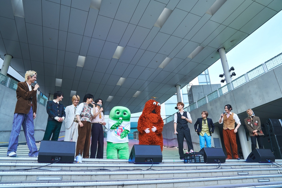 SUPER★DRAGON×ガチャピンムック ステージの様子