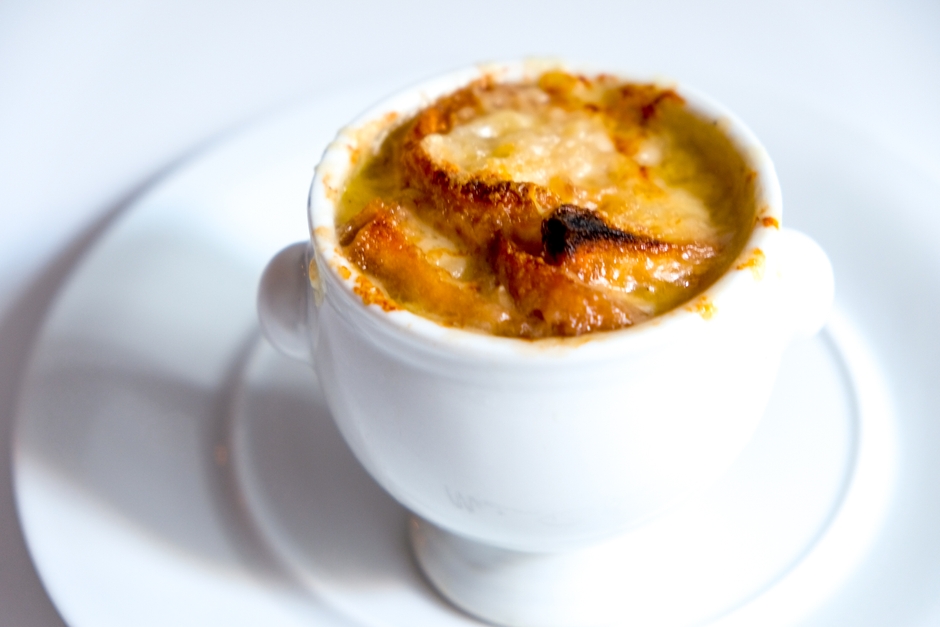 玉ねぎの旨みをバケットとたっぷりのグリュイエールチーズで閉じ込めたオニオングラタンスープ。