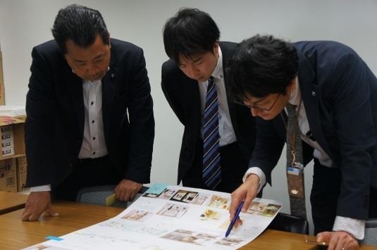 応募作品の審査風景(2017年5月8日撮影)