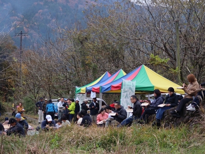 地域住民と一緒に茅を刈り、音楽や食、交流も楽しみながら、茅場を五感で体験する「カヤ・キャン美山」4