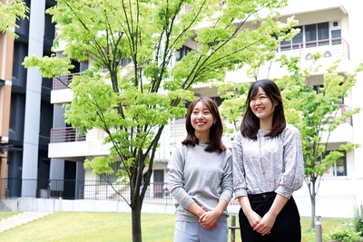 左から神谷美名さん(薬学部5年)、田中優妃さん(薬学部5年)
