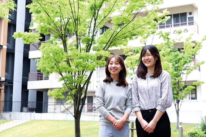 左から神谷美名さん（薬学部５年）、田中優妃さん（薬学部５年）