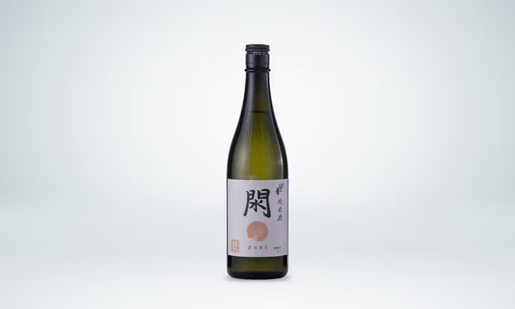 「宝船浪の音 純米酒　閖（ゆり）」 口当たり軽く、後味はキレのあるすっきりとした飲み心地です。宮城名取産米を60％まで磨き、肥沃な農地から汲み上げた名取川の伏流水を仕込み水として丁寧に仕込みました。