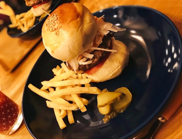 店主が淡路島で買い付けた甘い玉ねぎ使用の月曜ランチハンバーガー