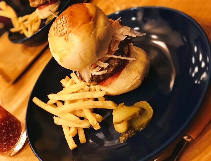 店主が淡路島で買い付けた甘い玉ねぎ使用の月曜ランチハンバーガー　