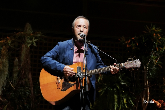 「26ばんめの秋」を歌う岡林 ライブでは誕生秘話を語った
