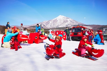 【磐梯山温泉ホテル】会津の郷土玩具「赤べこ」が飾られた雪広場「でっこら赤べこ雪広場」がオープン｜期間：2021年12月24日～2022年3月27日