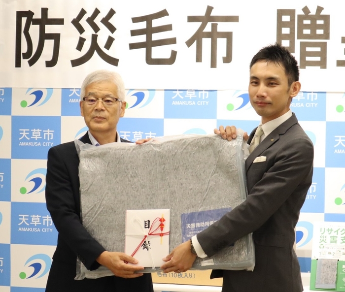 2021年7月12日に開催された贈呈式の様子 (左:金子副市長、右:洋服の青山 外園店長)