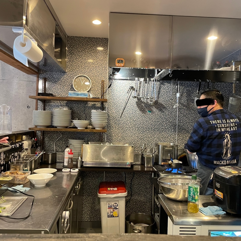 店内カウンターとテーブル席がございます