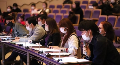 演舞終了後にアドバイスをする審査員の様子