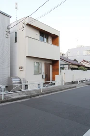 【東京・目黒】21坪の敷地で叶えた開放感あふれる暮らし。光が家全体を包み込む、吹き抜けのあるシンプルな狭小コンパクト住宅が誕生