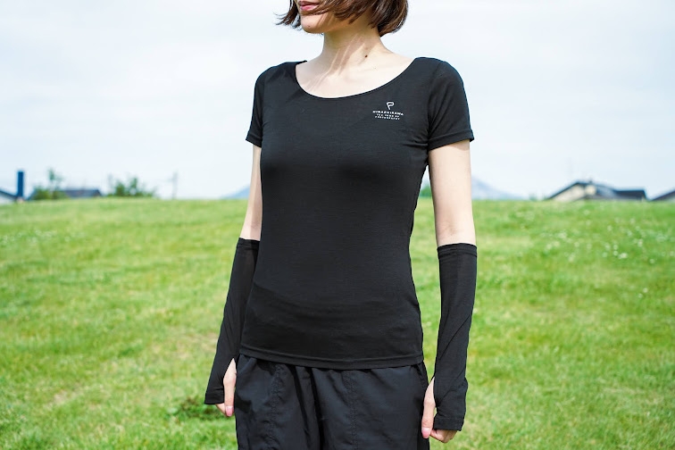 女性Lサイズ(モデル身長163cm)色:クロ