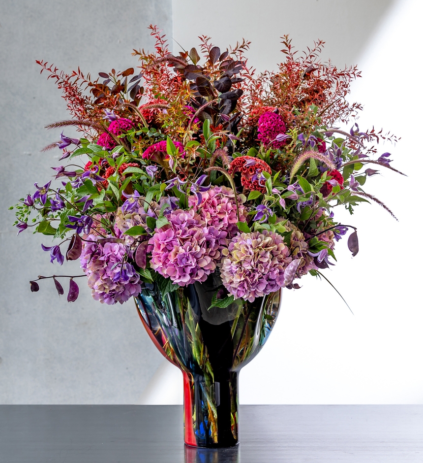 Timo Sarpanevaによる 「Kukinto(クキント)」(1991年)を使ったニコライ・バーグマン氏によるフラワーアレンジメント