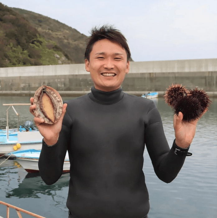 海士直伝！幻の赤ウニ割り体験