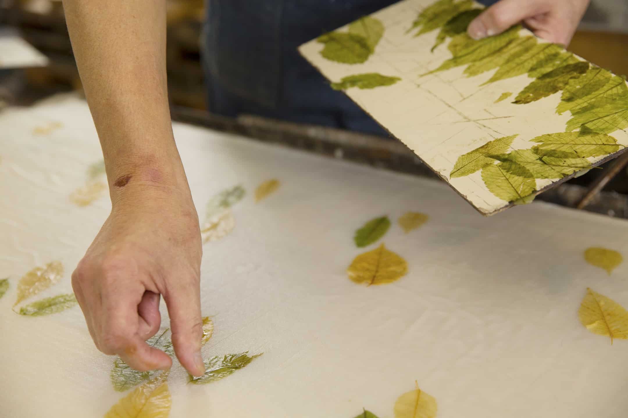 【界 アルプス】信州の豊かな水に育まれた伝統工芸『松崎和紙』で水うちわづくり体験を開催~職人、生産者と行うご当地文化体験「手業(てわざ)のひととき」3年目に突入~|期間:2023年4月1日~7月20日