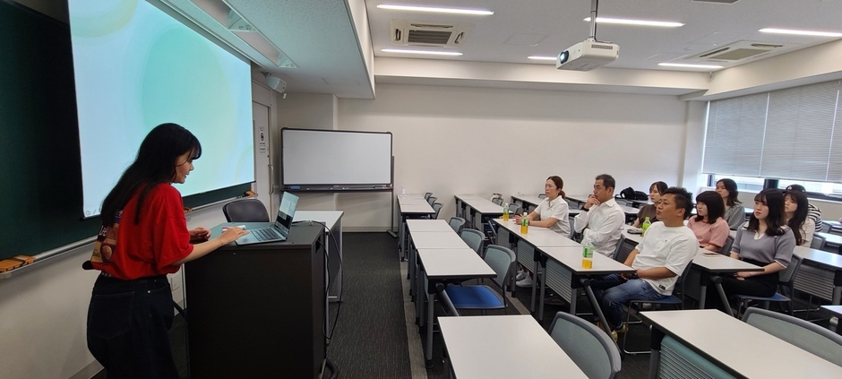 村松ゼミ生による、株式会社C2社長へのプレゼンテーション風景(昨年度の様子)