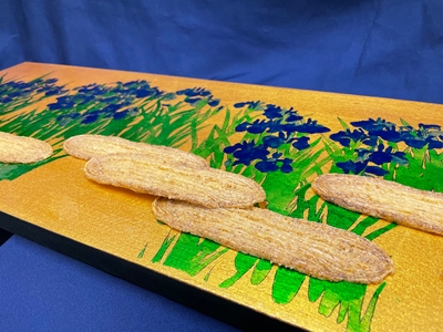 1 所蔵が決定した作品「うなぎパイ燕子花図」90×30cm