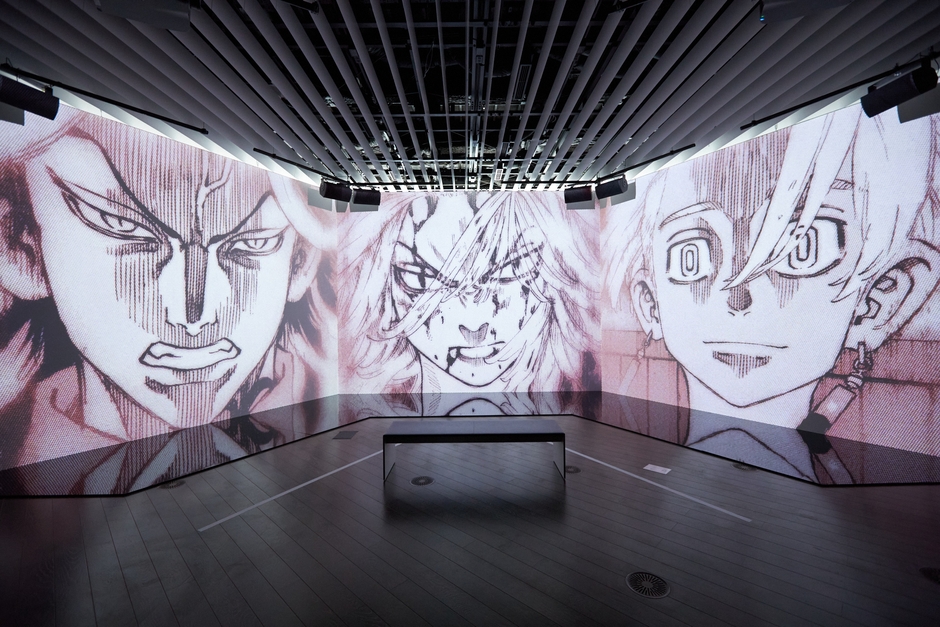 3画面による迫力の「卍天黒シアター」