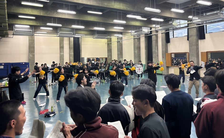 硬式野球部員が加わった合同応援練習