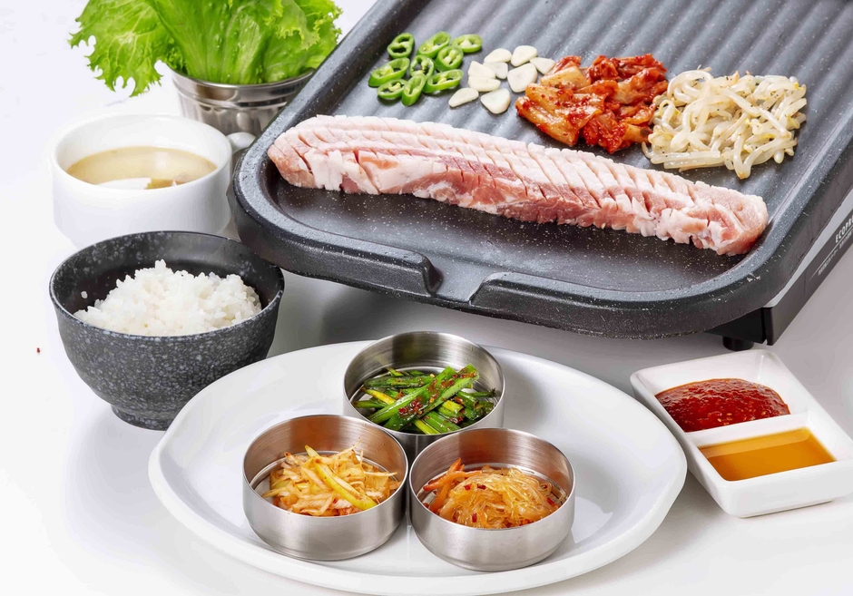 昼：「サムギョプサルランチ」1,480円(写真右)(ライス・スープ付き)