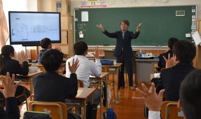 令和7年(2025年)12月に猪位金中学校で実施した出張講義の様子