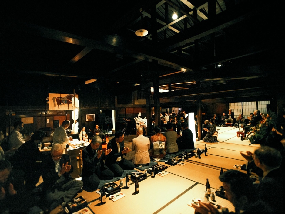 日下部民藝館　宴の様子　囲炉裏の間や土間にお客様が集う