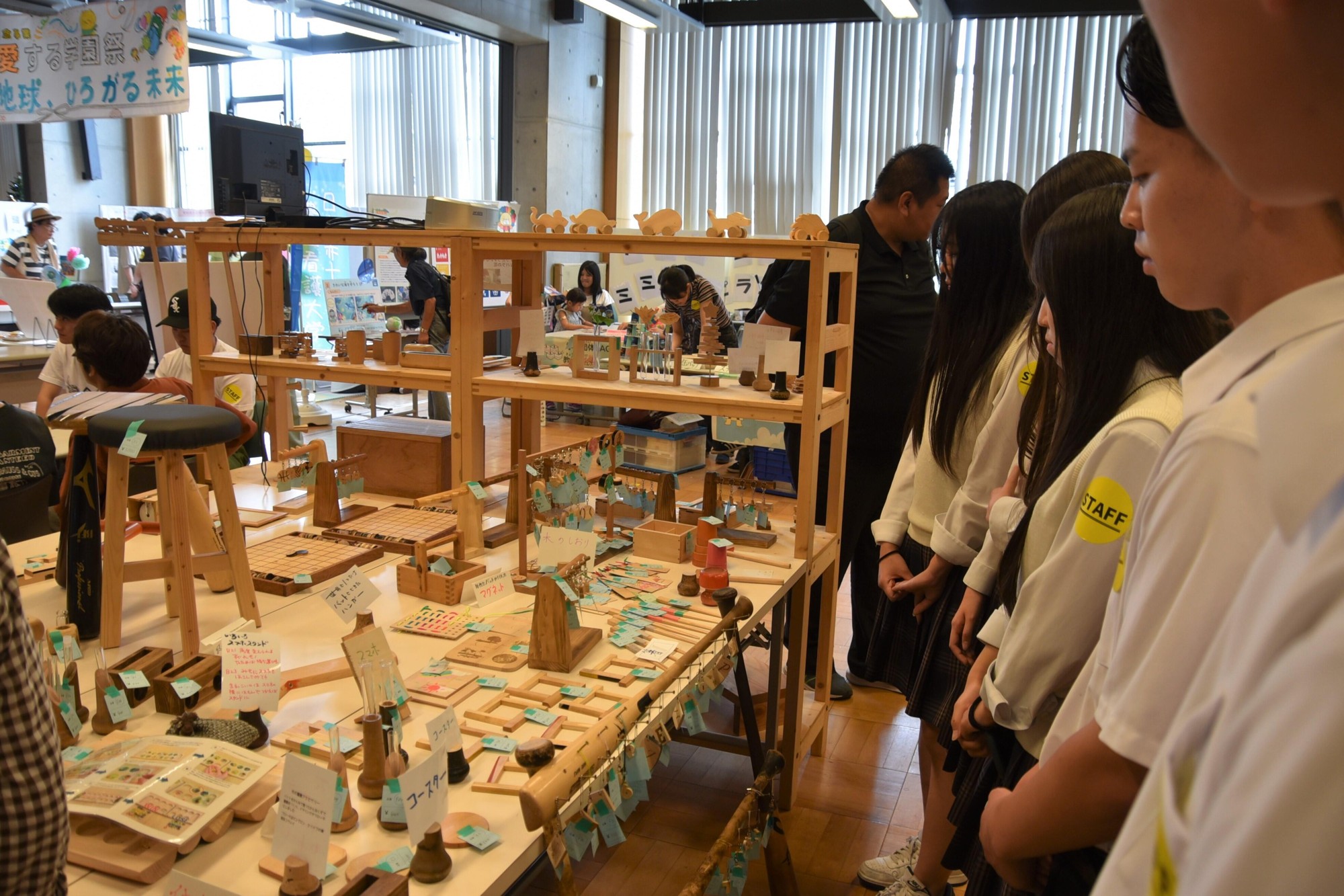 【名城大学】「SDGs大作戦」に取り組む経済学部の伊藤志のぶ教授のゼミ生たちが「地球を愛する学園祭」に出展