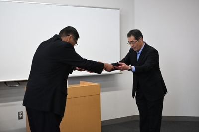 小原理事長から表彰状を授与される小髙教授