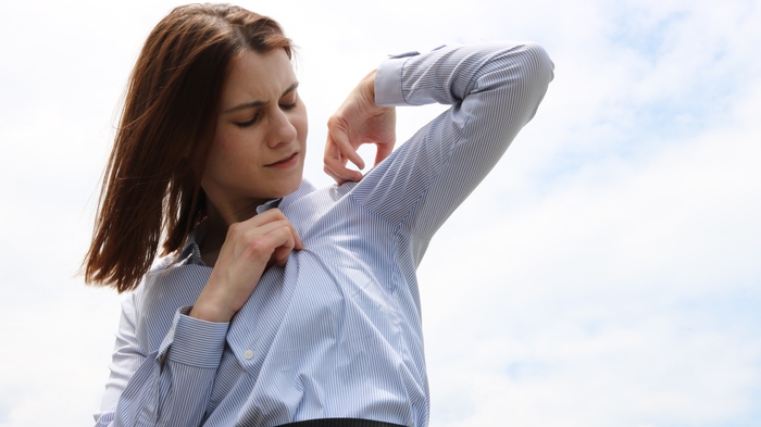 脇汗を気にする様子1