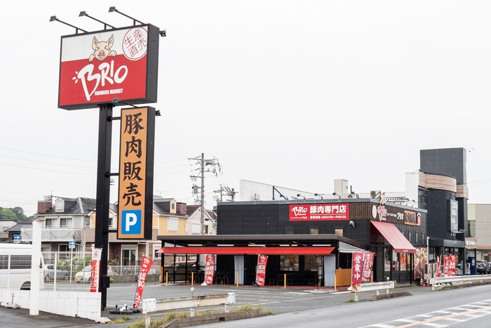 東海店外観、大きな豚の看板が目印