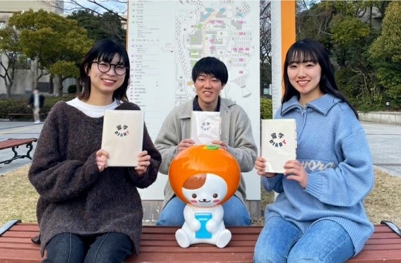 「留学DIARY」を考案した和歌山大学経済学部柳ゼミ、ハイファイブチームの皆さん