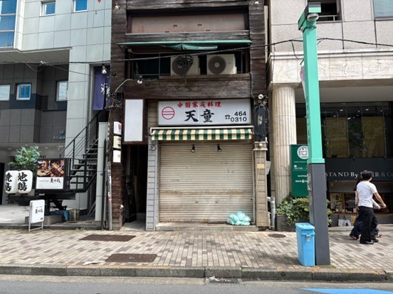 左の階段を登って2階へ