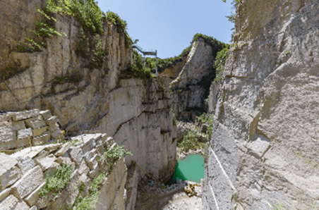 「石切りの渓谷(タニ)展望台」