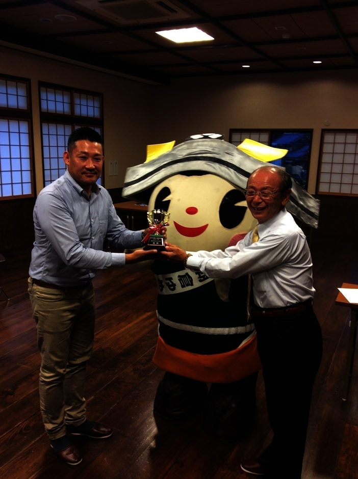朝倉氏遺跡会長から優勝者へのトロフィー贈呈