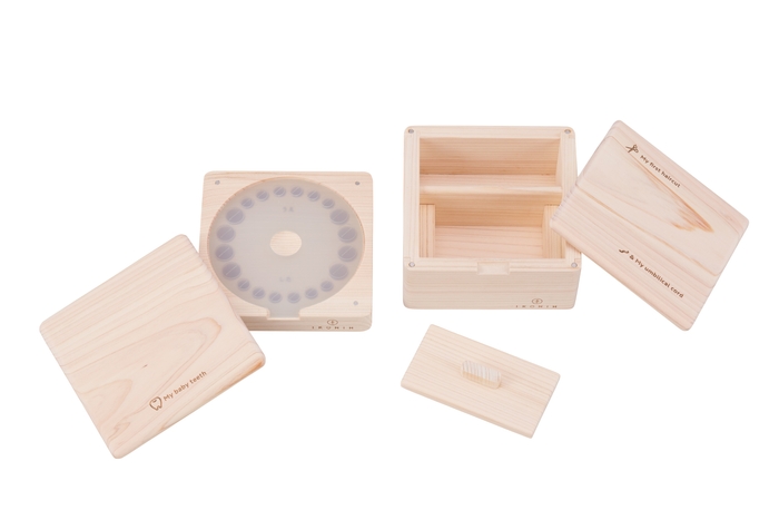 左:乳歯ケース 右:へその緒・ファーストヘアケース