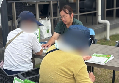 地域住民と同じ目線で健康について語り合う。小さな対話が健康への気づきにつながる。