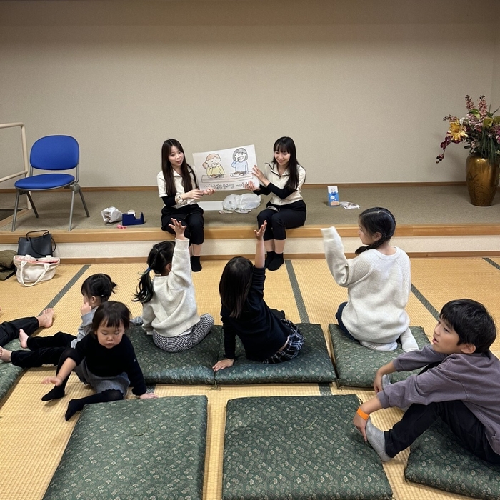 歯科衛生士による歯みがき紙芝居の様子(2)