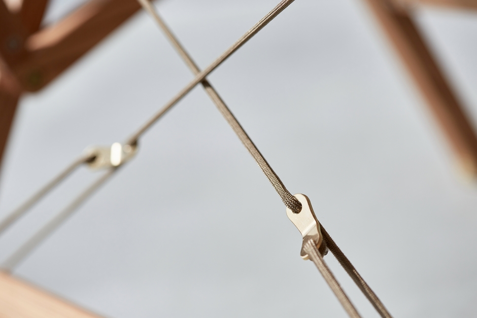 細部：真鍮自在金具とガイロープ