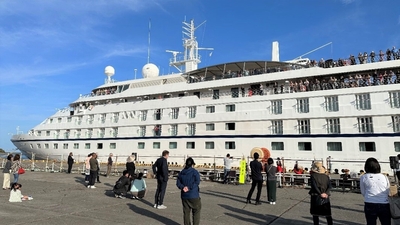 新宮港を出港するクルーズ客船「STAR BREEZE」（令和5年（2023年）5月）