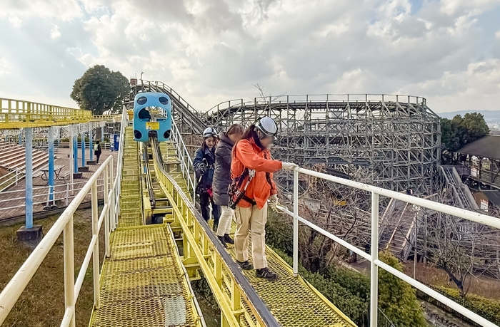 アトラクション走路にて降車救助を行う様子
