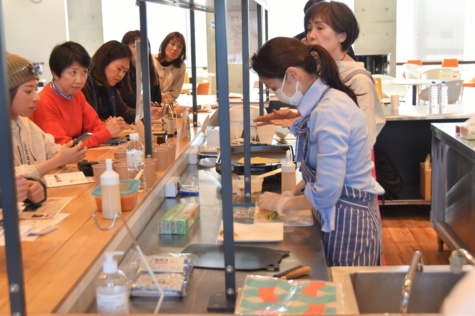 調理方法を実演