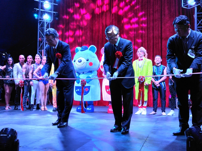 オープニングセレモニーでのテープカット