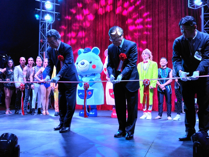 オープニングセレモニーでのテープカット