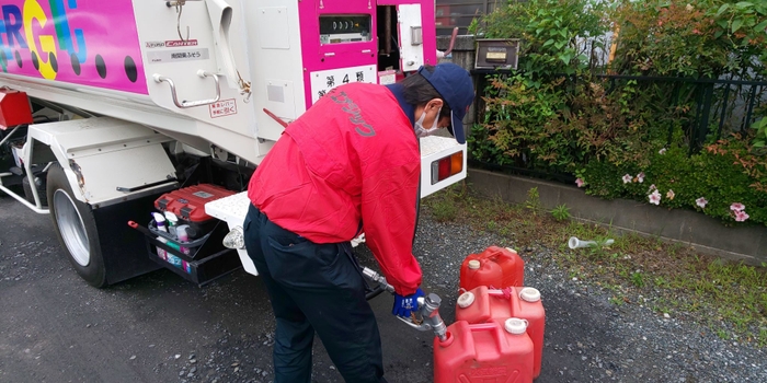 ポリ容器へ給油作業2