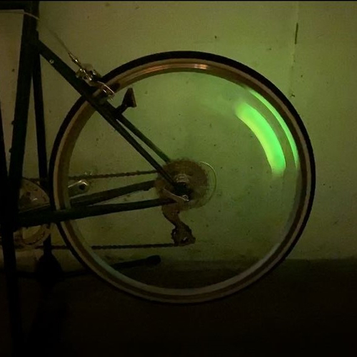 「スポークライト」自転車のスポークに取り付けるライトです。スイッチを押すごとに点滅パターンやカラーが変化します。