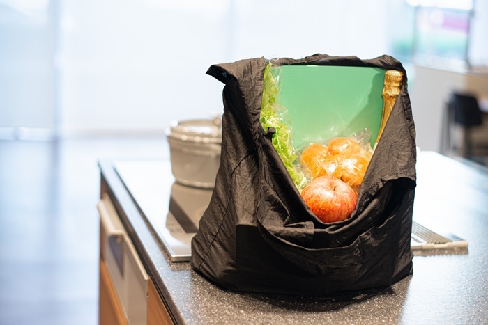 A4サイズも楽々収納。スーパーに嬉しいショルダータイプ。