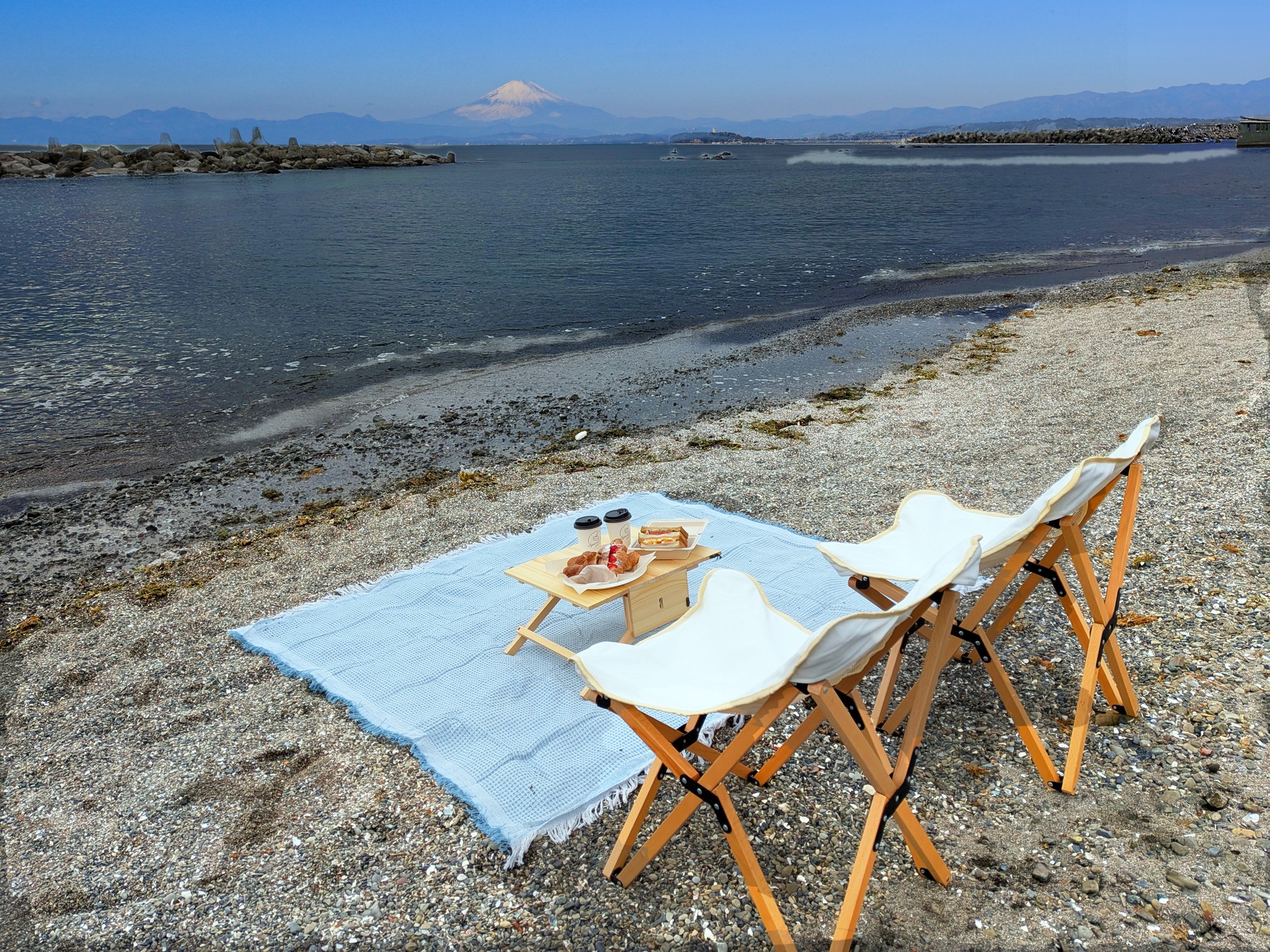 ピクニックセットを持って海岸へ。庭のように気軽にお出かけ。