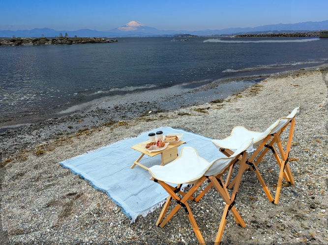ピクニックセットを持って海岸へ。庭のように気軽にお出かけ。