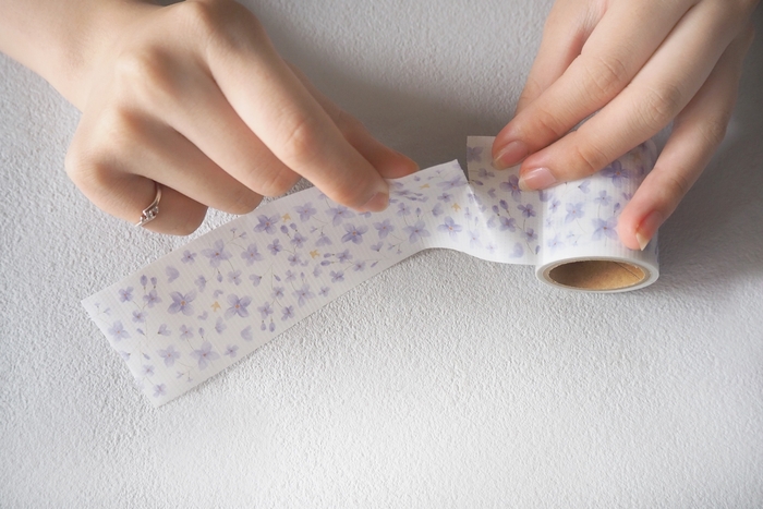 「スミレと小鳥」黄色くてちっちゃな小鳥がスミレのお花畑で遊んでいるようなデザイン。